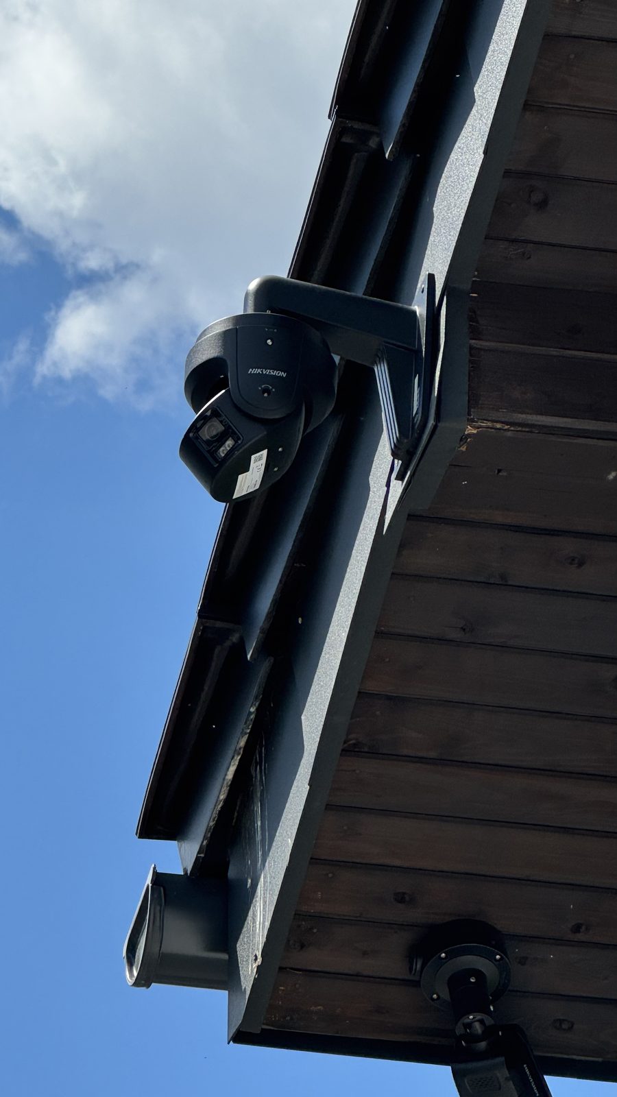 Kamera panoramiczna 180 stopni na dedykowanym uchwycie pod okapem