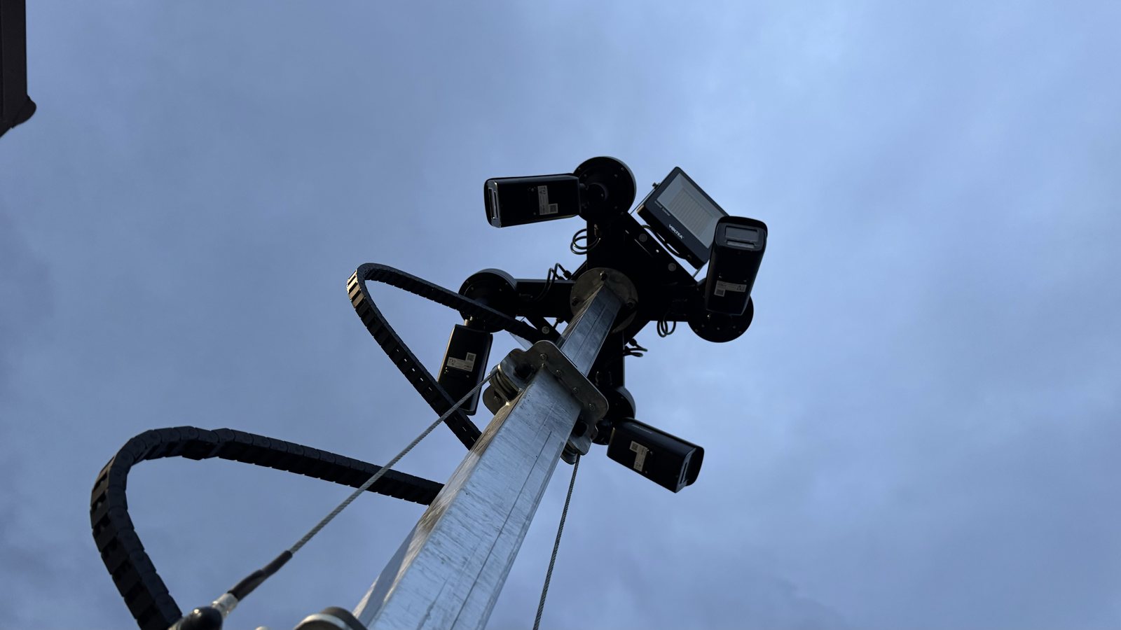 Głowica masztu z czterema kamerami i naświetlaczem LED, widok od dołu na tle nieba